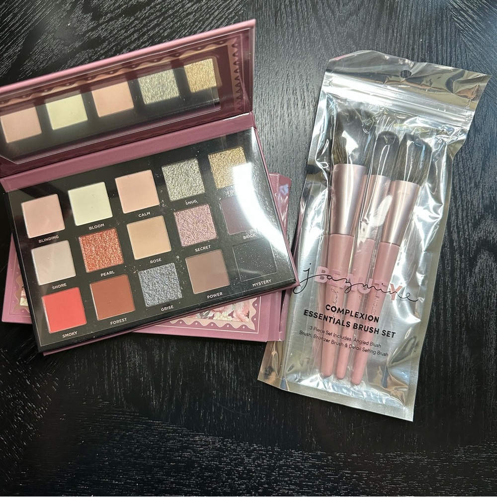 14. $85 beauty bundle Brush Set and Eyeshadow Palette